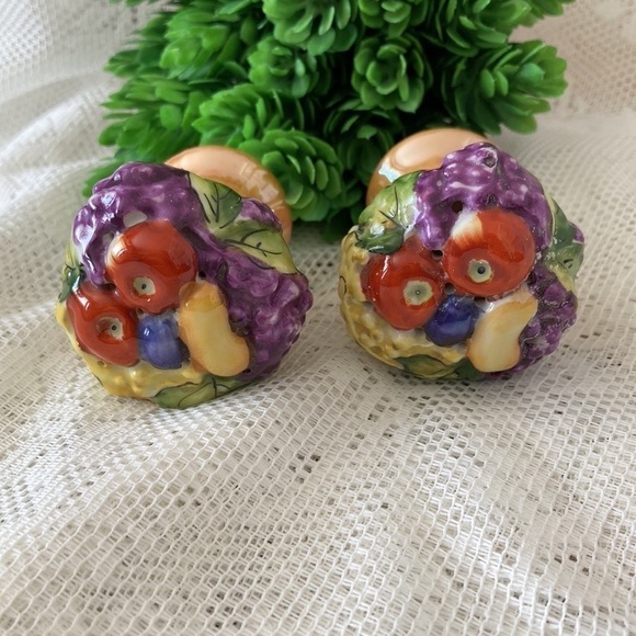Vintage Porcelain Basket of Fruit -Peach Lusterware Salt & Pepper Set -JAPAN - Picture 3 of 7